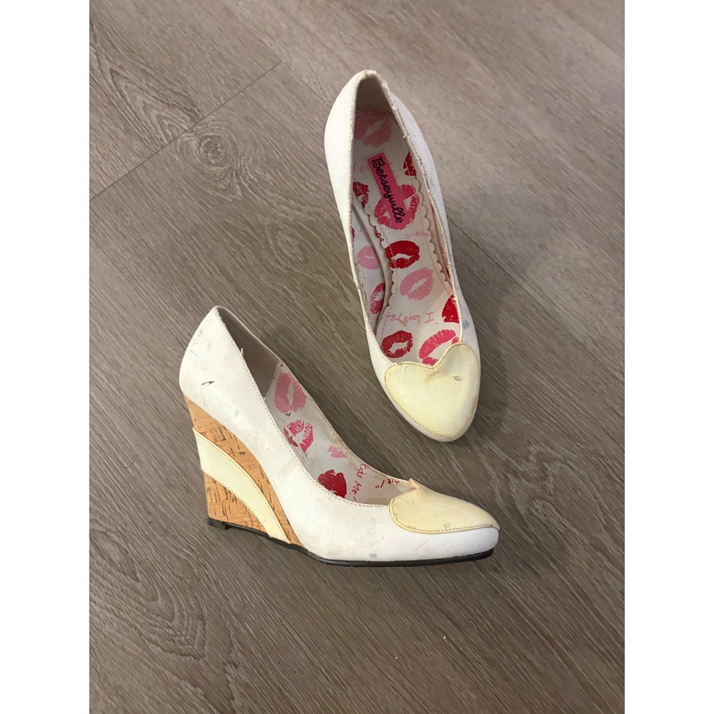 Betseyville Betsey Johnson White Heart Toe Cork Wedge Pumps Lips Print Size 7